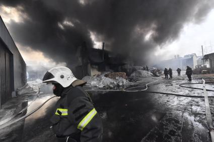 Ликвидация пожара на территории промзоны в п.Родники Раменского района