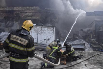 Ликвидация пожара на территории промзоны в п.Родники Раменского района