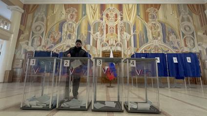 Голосование на выборах президента РФ в Луганске