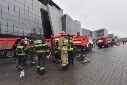 Разбор завалов после теракта в Крокус Сити Холле\" в Красногорске