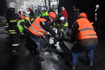 Разбор завалов после теракта в Крокус Сити Холле\" в Красногорске