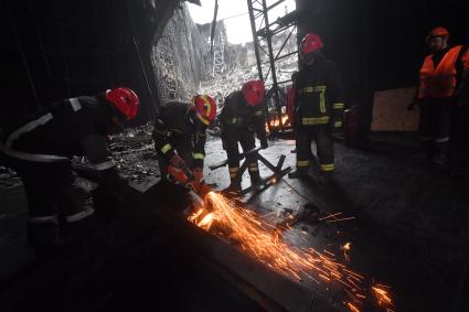 Разбор завалов после теракта в Крокус Сити Холле\" в Красногорске