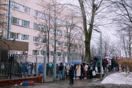 Очередь в Центр крови имени О.К.Гаврилова на Бакинской улице в Москве