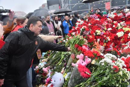 Андрей Воробьев у стихийного мемориала у Крокус Сити Холла\" в Красногорске
