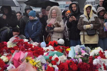 Стихийный мемориал у Крокус Сити Холла\" в Красногорске