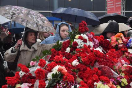 Стихийный мемориал у Крокус Сити Холла\" в Красногорске