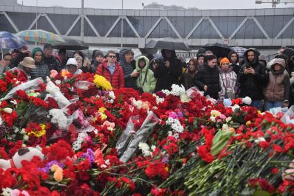 Стихийный мемориал у Крокус Сити Холла\" в Красногорске