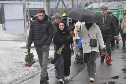 Стихийный мемориал у Крокус Сити Холла\" в Красногорске