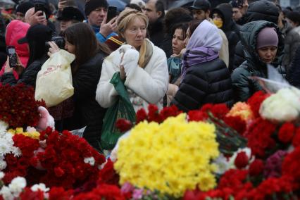 Стихийный мемориал у Крокус Сити Холла\" в Красногорске