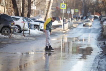 Мужчина идет по лужам