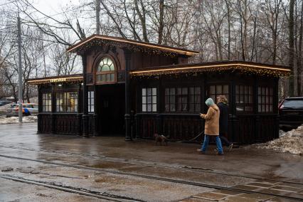 Чугунный павильон трамвайной остановки в Москве
