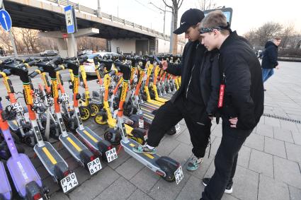 Открытие сезона проката электросамокатов и велосипедов в Москве