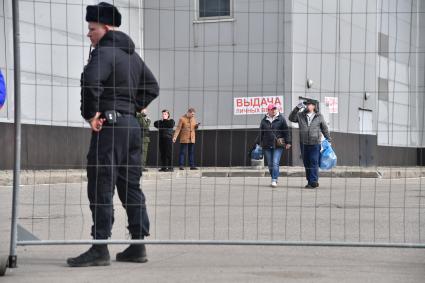 Выдача личных вещей в \"Крокус Сити Холле\" в Красногорске