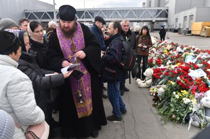 Стихийный мемориал у \"Крокус Сити Холла\" в Красногорске