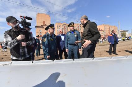 Александр Куренков осмотрел дамбу в Оренбурге