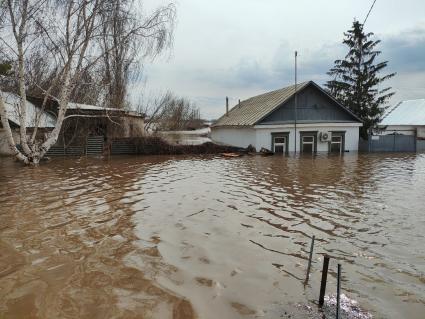 Половодье в Оренбурге . Улица Красная