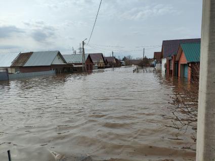 Половодье в Оренбурге . Улица Красная