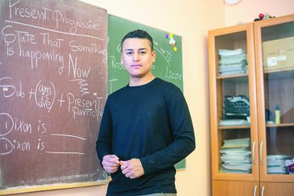 Учитель из Эквадора Диксон Ленин работает в школе Красноярска
