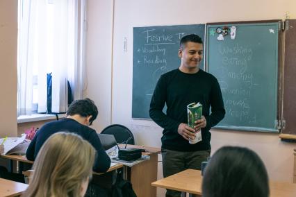 Учитель из Эквадора Диксон Ленин работает в школе Красноярска