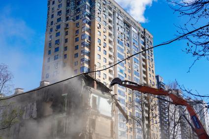 Снос жилого дома по программе реновации в Москве