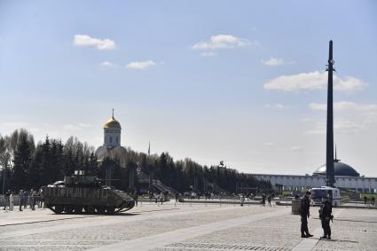 Подготовка к выставке трофейного вооружения и техники на Поклонной горе