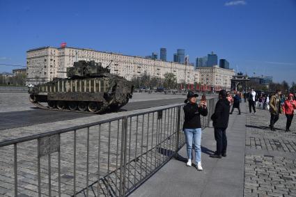 Подготовка к выставке трофейного вооружения и техники на Поклонной горе