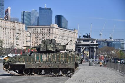 Подготовка к выставке трофейного вооружения и техники на Поклонной горе