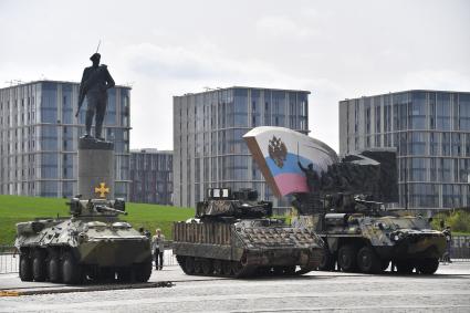 Подготовка к выставке трофейного вооружения и техники на Поклонной горе