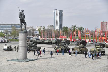 Подготовка к выставке трофейного вооружения и техники на Поклонной горе