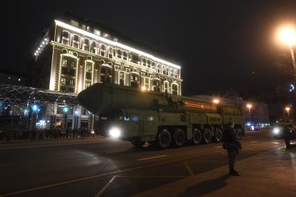 Проезд военной техники перед репетицией парада Победы в Москве