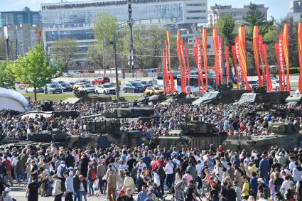 Выставка трофейной техники на Поклонной горе в Москве