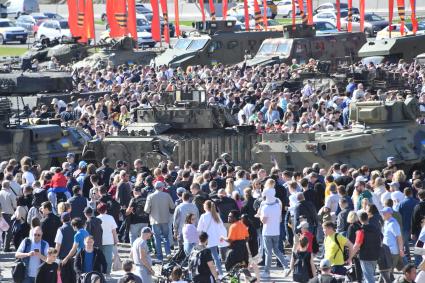 Выставка трофейной техники на Поклонной горе в Москве