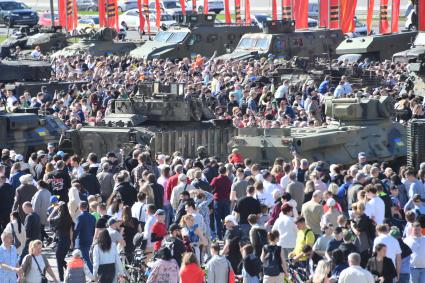 Выставка трофейной техники на Поклонной горе в Москве