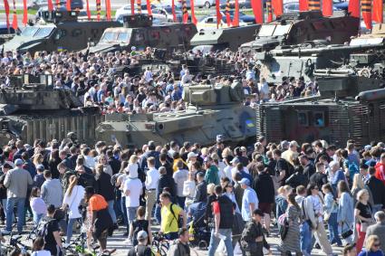 Выставка трофейной техники на Поклонной горе в Москве