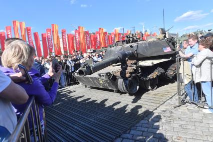 Выставка трофейной техники на Поклонной горе в Москве