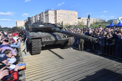 Выставка трофейной техники на Поклонной горе в Москве