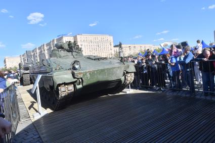 Выставка трофейной техники на Поклонной горе в Москве