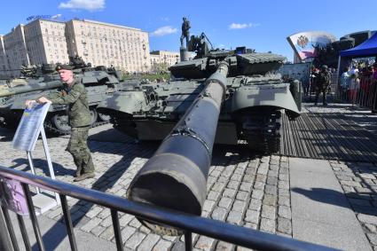 Выставка трофейной техники на Поклонной горе в Москве