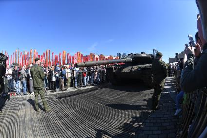 Выставка трофейной техники на Поклонной горе в Москве