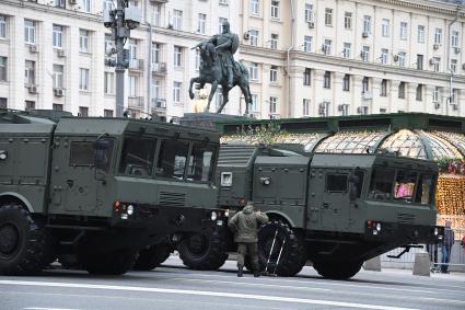 Проезд военной техники перед репетицией парада Победы в Москве