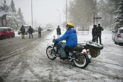 В Екатеринбурге открыли мотосезон, несмотря на майский снегопад