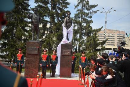 Открытие памятника Герою Советского союза генерал-полковнику Валерию Востротину