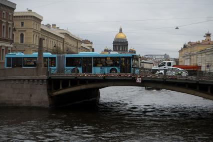 Место падения автобуса в Санкт-Петербурге