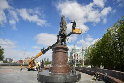 В Екатеринбурге помыли памятник основателям города Татищеву и де Генину