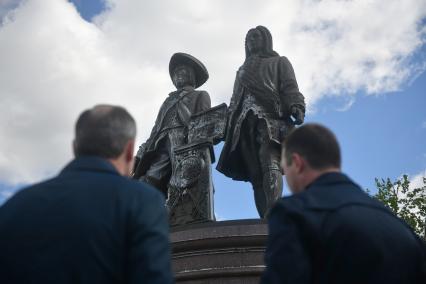 В Екатеринбурге помыли памятник основателям города Татищеву и де Генину