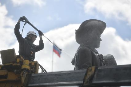 В Екатеринбурге помыли памятник основателям города Татищеву и де Генину