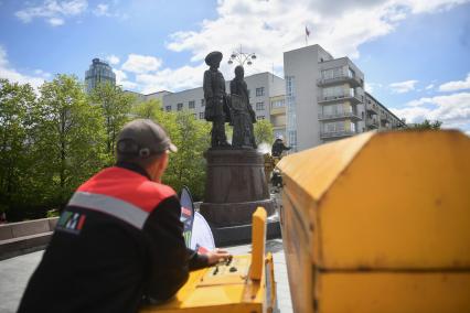 В Екатеринбурге помыли памятник основателям города Татищеву и де Генину