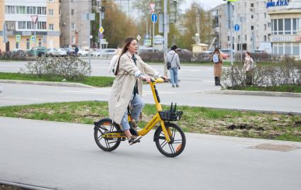 Девушка на электровелосипеде