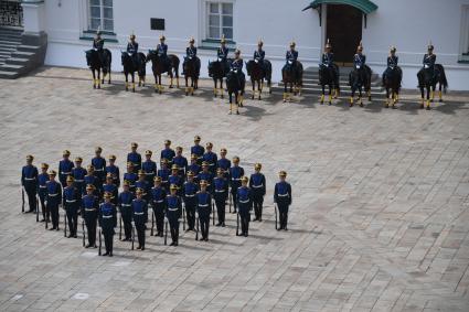 Церемония развода пеших и конных караулов Президентского полка в Кремле