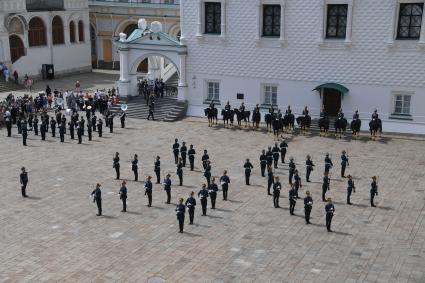 Церемония развода пеших и конных караулов Президентского полка в Кремле